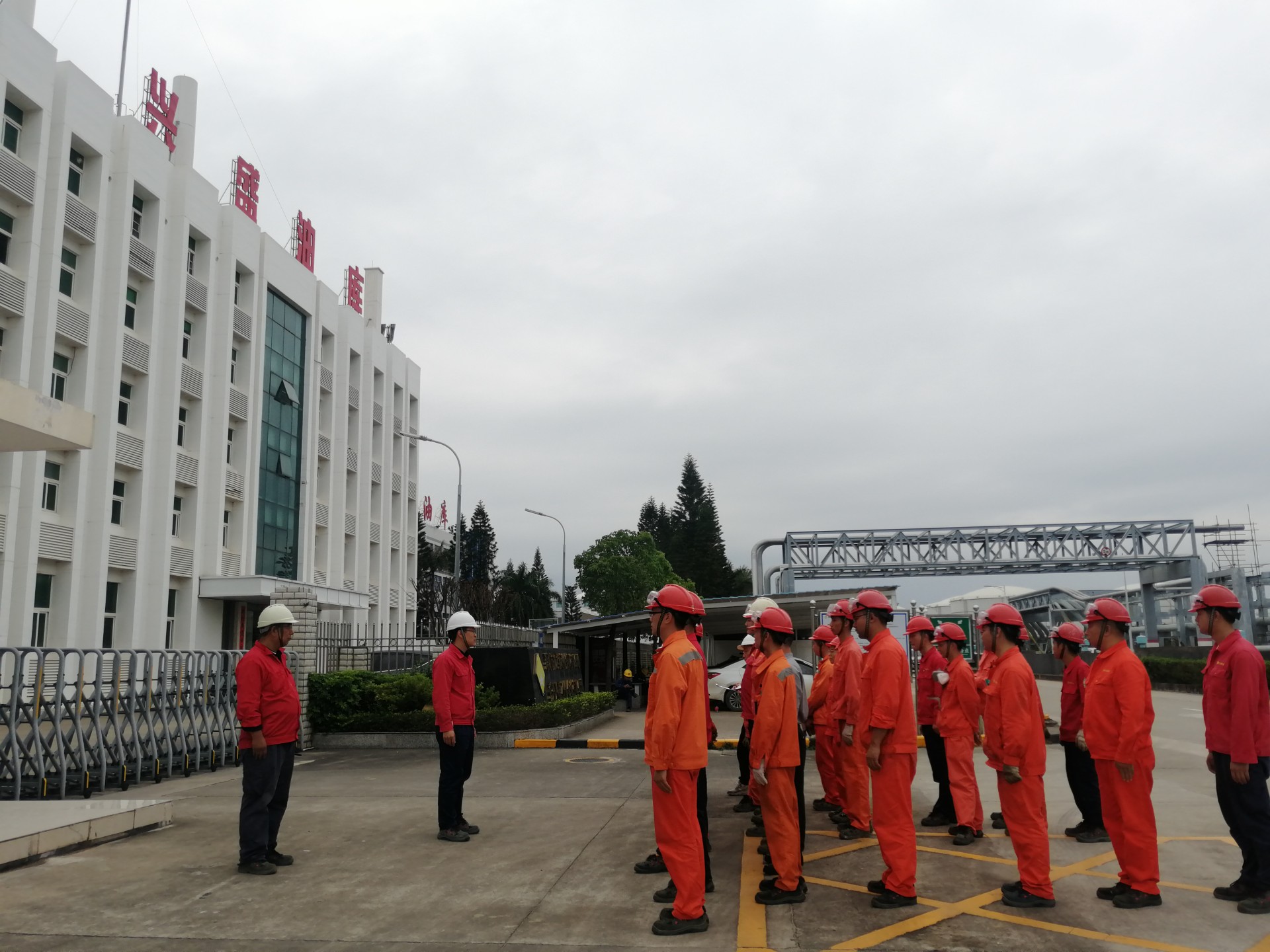 興盛油庫組織全體員工模擬進行T1108罐汽油泄漏、火災事故應急演練
