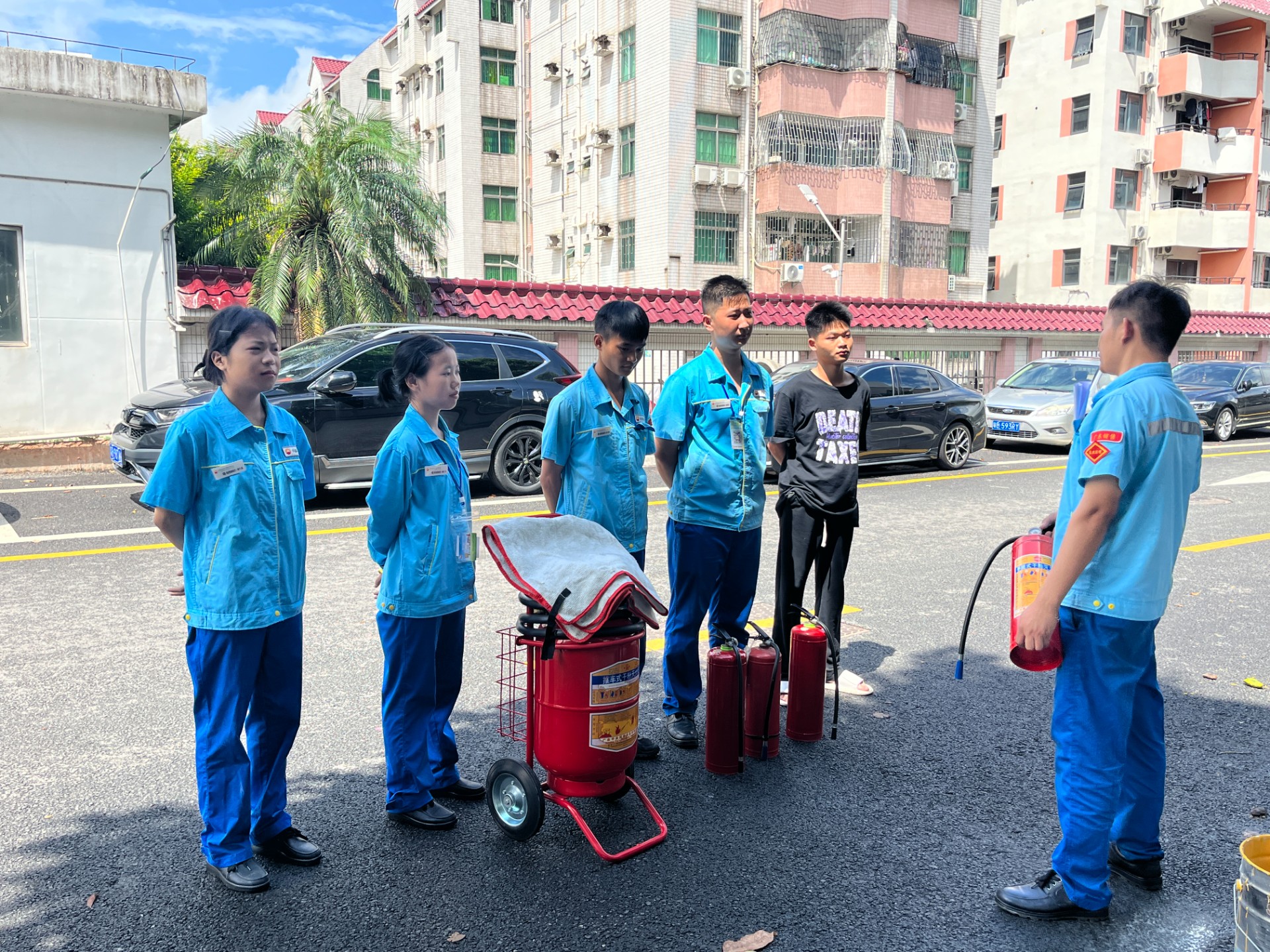 新二加油站行政主管黃飛武帶領員工進行消防安全知識講解和實操演練作業(yè)